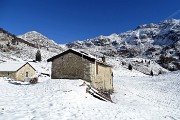 37 Baita Sura (1568 m) con vista in Cima Croce in alto a sx